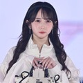 ≠ME谷崎早耶、ミニ丈純白ワンピで美脚スラリ 【GirlsAward 2025SS】 画像