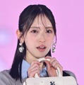 日向坂46金村美玖、ミニスカ×ルーズソックスで美脚輝く 無邪気な笑顔がキュート【GirlsAward 2025SS】 画像
