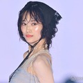 山下美月、シースルーキャミがセクシー ヘッドドレスでキュートに【GirlsAward 2025SS】 画像