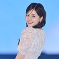 乃木坂46金川紗耶、振り向き笑顔が可愛い 花柄ワンピで透明感【GirlsAward 2025SS】 画像