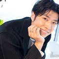 「バチェラー4」黄皓、妻とお揃いコーデ 手繋ぎショットに反響「2人ともスタイル抜群」「仲良しで微笑ましい」 画像
