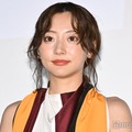 武田玲奈、ミニ丈×黒タイツで美脚透ける「腰の位置が高い」「スタイル良すぎ」の声 画像