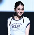 GENIC金谷鞠杏、ノースリーブで肌見せ 夏先取りルック【TGC香川2025】 画像