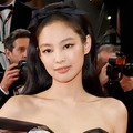 BLACKPINKジェニー、美背中際立つSEXY衣装姿公開「絵画みたいに美しい」「スタイル良すぎ」と反響 画像