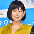 絢香、美人母との幼少期ショット＆娘たちとの手繋ぎ写真公開「そっくり」「娘さん大きくなってる」の声 画像