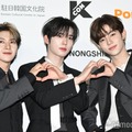 ZEROBASEONE、フォーマルスタイルで際立つビジュアル ソン・ハンビンは観客へ気遣いも【KCON JAPAN 2025／レッドカーペット】 画像