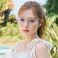 白石麻衣、色白美肩がチラリ！淡色カラーレンズメガネを取り入れた夏の着こなしを披露 画像