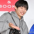 かが屋・加賀、大物歌手から直々オファーで写真展のカメラマン担当に スタジオからは驚きの声 画像