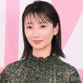 波瑠、ノースリーブワンピから美肌輝く 撮影裏側に「眩しい」「もぐもぐ姿も見られて幸せ」の声 画像