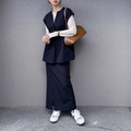 体のラインが出にくい！ダンボール素材ジレ×スカートのセットアップ風スタイル【40代の毎日コーデ】 画像