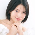 出口夏希、ピュアさ際立つオフショル姿「VOCE」3パターン表紙登場 画像
