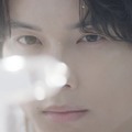 SixTONES松村北斗、“相棒”とハグ 新CMで息ぴったり共演「一緒にいるのが楽しくて癒される」 画像