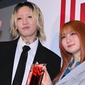 囲み取材に応じたYOASOBI（C）モデルプレス