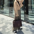 通勤にも休日にも。大きめバッグで仕上げる万能ワントーン【40代の毎日コーデ】