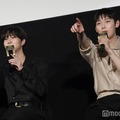 客席を指差す動きがシンクロするJUNGWON（ジョンウォン）、SUNOO（ソヌ）（C）モデルプレス