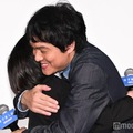 息子役の三浦綺羅とハグする丸山隆平（C）モデルプレス