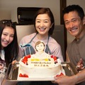 鈴木京香、誕生日サプライズに笑顔 家族役の内野聖陽＆吉川愛が祝福【PJ ～航空救難団～】 画像