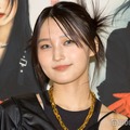 囲み取材に応じた鞘師里保（C）モデルプレス