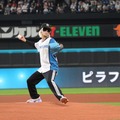 若手人気ラッパー・ピラフ星人、ファーストピッチでノーバン投球披露 ミニライブにファン熱狂 画像