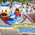ドナルドのバースデーをお祝いするデコレーションやグッズも登場！1日1回、期間限定のグリーティングドライブ