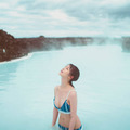 長濱ねる、ほっそり美ボディ際立つ水着姿を披露！アイスランドの「ブルーラグーン」で開放的に 画像