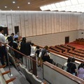 傍聴席から本会議場を見学