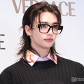 Stray Kidsヒョンジン、水着姿で鍛え上げた美背中披露「造形がすごすぎ」「可愛い表情とのギャップに悶絶」の声 画像