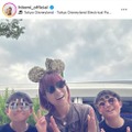 hitomi、息子たちとパシャリ！家族でディズニーSHOTに反響「アクティブで素敵ママさん」「幸せな時間ですね」 画像