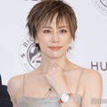 米倉涼子、大胆スリットから美脚全開 50歳は節目の年「努力と挑戦はし続けていきたい」 画像