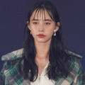 井桁弘恵、紫陽花とパシャリ！爽やか笑顔SHOTに「写真集のワンカットみたい」「めっちゃ可愛い！」の声 画像