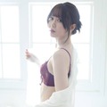 プロ雀士・東城りお、ほっそり美ボディ際立つ肌見せSHOT披露！初のフォトエッセイで人生を振り返る 画像