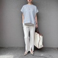 きれい見えを約束する「センタースリット白パンツ」。プルオーバーと合わせた大人のミニマルスタイル【40代の毎日コーデ】 画像