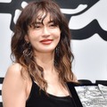 長谷川京子、ミニ丈×ルーズソックスで美脚輝く「さすがの着こなし」「スタイル良すぎ」の声 画像