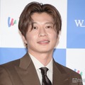 田中圭、不倫疑惑騒動後初の公の場 共演者と笑顔でトークも【おい、太宰】 画像