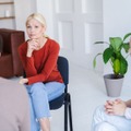 【更年期×親の介護】出勤前に認知症の父が「便漏れ」。壮絶な介護生活に加えて、自身も不調で心は限界。そんな私を救ってくれたのは 画像