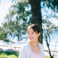 日向坂46富田鈴花、ブルーの水着姿で大人な表情 YouTube生配信特典ポスター解禁 画像