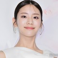 貴島明日香、シャツはだけさせ美肩チラリ「よるさんぽ」ショットに「綺麗すぎる」「ラフでドキッとした」と反響 画像