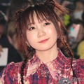 幾田りら、ミニ丈✕透けタイツで美脚際立つ ロンドン満喫コーデに「可愛すぎる」の声 画像