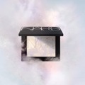 NARS、「ライトリフレクティング プリズマティックパウダー」に、透明感と上品な煌めきをプラスする新シェードが数量限定で登場！ 画像