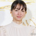 満島ひかり、色白美脚のぞく衣装姿「抜群スタイル」「絵になる」の声 画像