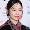 島崎遥香、色白素肌輝くノースリーブショットに反響「おしゃれ」「大人っぽい」 画像