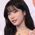 LE SSERAFIMカズハ、美背中＆デコルテ輝くベアトップドレス姿「上品で素敵」「さすがのスタイル」の声 画像
