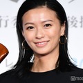榮倉奈々、美背中見せドレス姿に視線集中「さすがのスタイル」「ヘルシーな色気」 画像