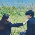山田杏奈、なにわ男子・長尾謙杜と接近 映画「恋に至る病」“唇に触れる”場面写真解禁 画像