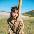 日向坂46富田鈴花、ビンテージライクでクールに決める 写真集先行カット第5弾解禁 画像