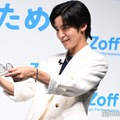 Snow Man目黒蓮、雰囲気一変コーデで登場 サングラス選びに夢中「ワクワクします」 画像