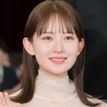 畑芽育、タンクトップギャル姿の「クレしん」ひまわり役ビジュアルが話題「再現度高い」「可愛すぎ」 画像