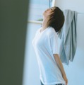 日向坂46富田鈴花、ベッドルームでの白T✕濡れ髪姿 写真集先行カット第6弾解禁 画像