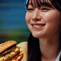 櫻坂46守屋麗奈「マクドナルド」新CM出演で“ビッグスマイル” 1980年代の人気アニメも登場 画像