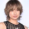 佐田真由美、ミニワンピから美脚スラリ 母顔出しの2ショットにも注目集まる「美人親子」「スタイル抜群」 画像